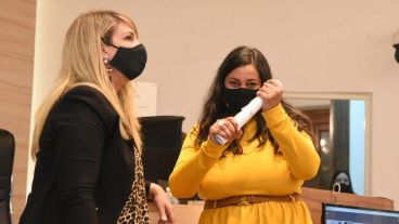 La concejala juró con su nueva identidad y recibió su respectivo diploma.