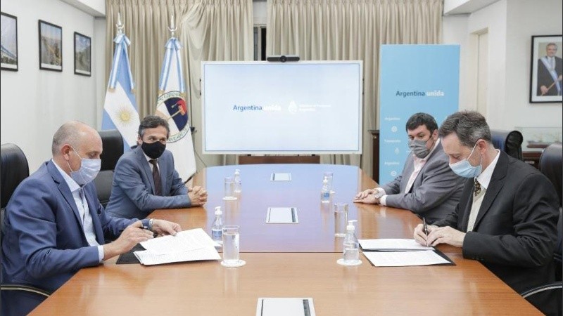 Autoridades del Ministerio de Transporte de la Nación y la AGP firman el contrato de concesión de la hidrovía