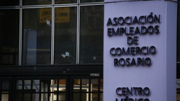 Las marcas de las balas en el frente de la sede de Empleados de Comercio.