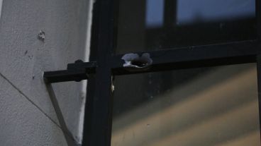 Las marcas de las balas en el frente de la sede de Empleados de Comercio.