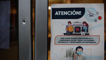 Las marcas de las balas en el frente de la sede de Empleados de Comercio.