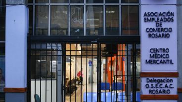 Las marcas de las balas en el frente de la sede de Empleados de Comercio.