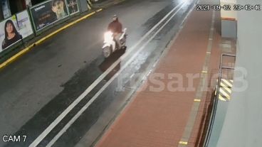 El motociclista se acerca al blanco, por calle Corrientes.