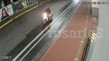 El motociclista abrió fuego contra Empleados de Comercio con suma tranquilidad.