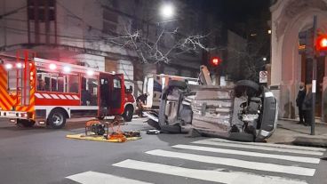 El sinistro vial ocurrió este viernes a la noche en la esquina de España y Tucumán.