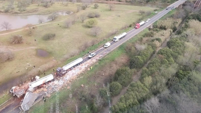 Los conductores tuvieron que ser rescatados por personal de bomberos de la región.