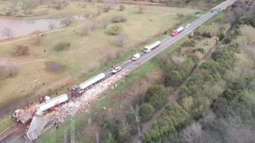 Los conductores tuvieron que ser rescatados por personal de bomberos de la región.
