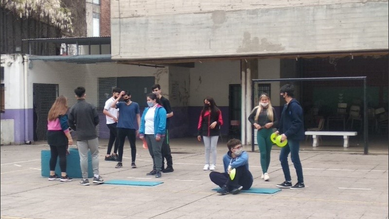 Alumnos y alumnas se congregaron en el patio para compartir el sábado. 