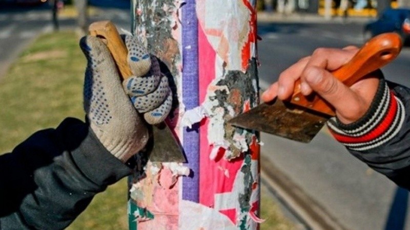 Las pegatinas que tras las elecciones hay que limpiar. 