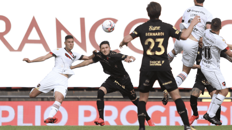 A puro empeine, Mansilla metió un golazo sobre el cierre del primer tiempo.