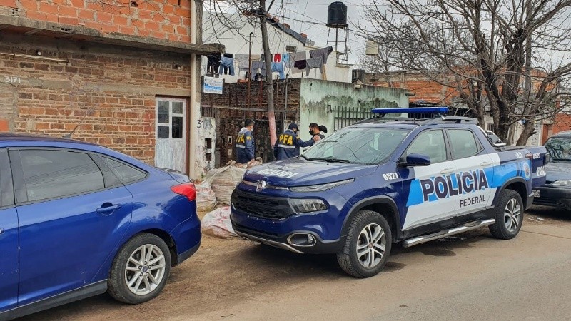 En el lugar, hallaron más de un kilo de cocaína, un kilo de marihuana y balanzas.