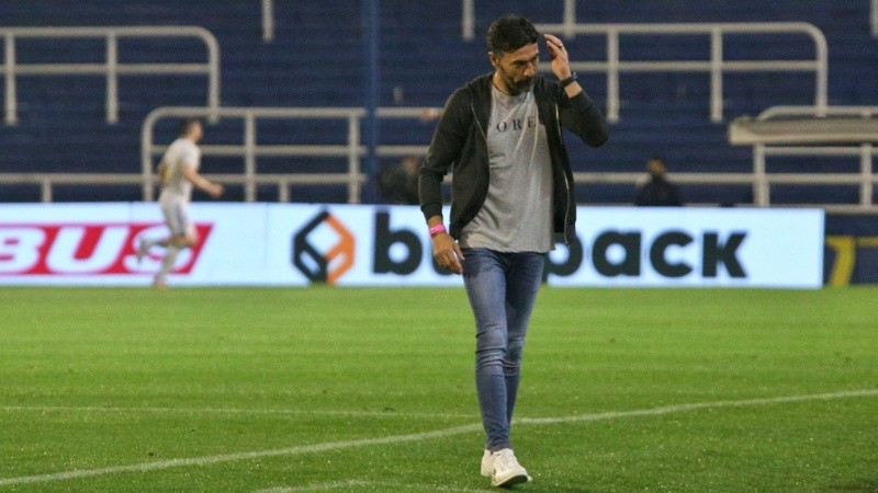 El Kily González se lamenta por el gol de Torrent contra su propio arco.