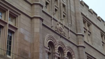 La UNR inauguró la fachada histórica de Humanidades.