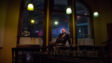 "Tres luces verdes y el agua del río, que lo ha visto todo y es fiel testigo”, dice la canción que Abonizio le dedicó al bar.