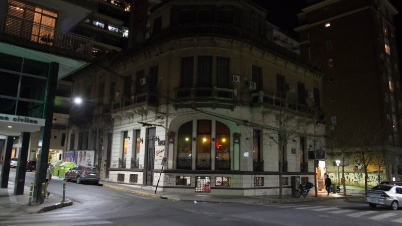 El bar ubicado a metros del Monumento a la Bandera está a punto de cerrar.