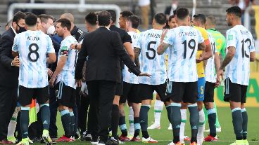 Gran confusión en la cancha con la irrupción de los inspectores.