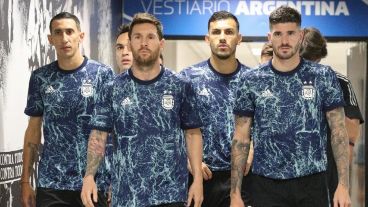 El plantel en la llegada al estadio, cuando todavía sólo se hablaba de fútbol.