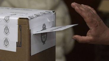 Los integrantes de grupos de riesgo tendrán horario prioritario de dos horas por la mañana, y el resto de los votantes deberá cederles el turno.