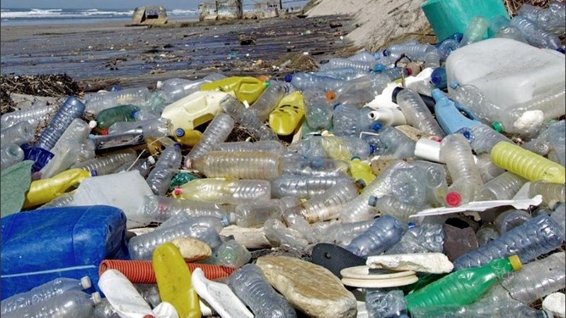 Cada año once millones de toneladas de plástico van a parar al mar.