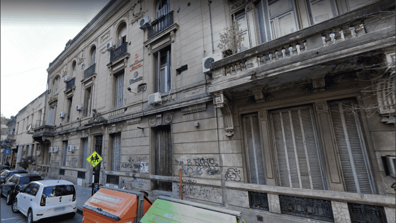 Personal policial trabaja en el lugar.