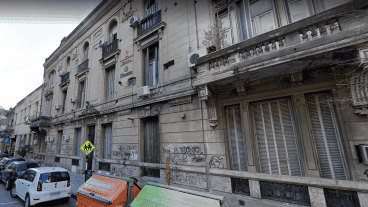 Personal policial trabaja en el lugar.