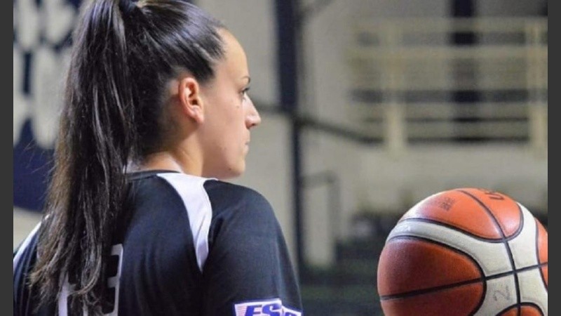 “Me encuentro sentada frente a la pantalla y mis dedos se mueven en lo que parecen ser un montón de cuadraditos de plástico mientras por dentro se desata un tsunami