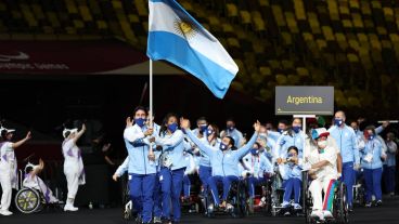 La rosarina Yanina Martínez fue una de las abanderadas de la ceremonia inaugura y se trajo un bronce y diploma.