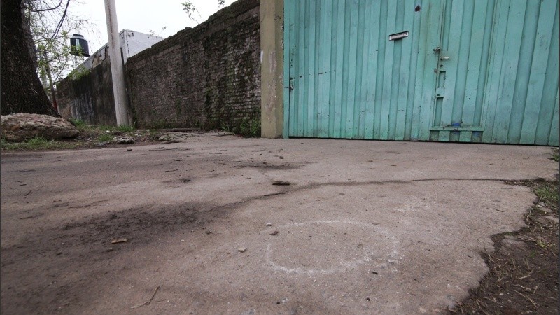 La puerta del taller donde fue asesinado Argüelles, en Garay al 3500.