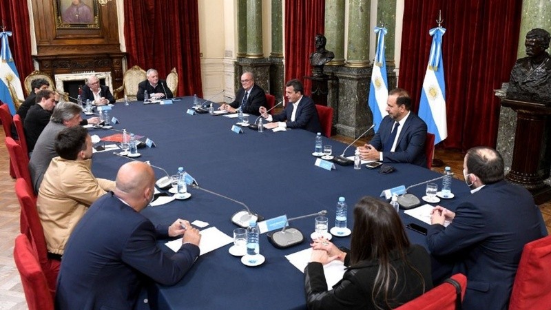 Sergio Massa junto a los representantes de fabricantes de maquinaria agrícola del país