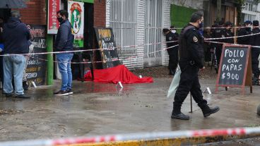 La dramática escena del crimen de este martes en la puerta de una rotisería de Pellegrini