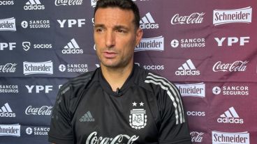 El entrenador argentino valoró el esfuerzo de los jugadores para venir a la selección.