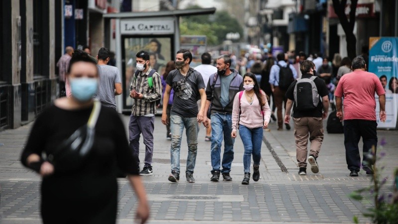 Todos los indicadores de la pandemia mejoraron en Rosario y la provincia.