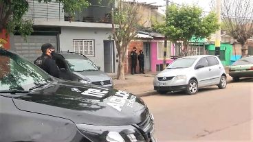 Vélez Sarsfield al 6400, con presencia policial luego del hecho armado de la tarde.