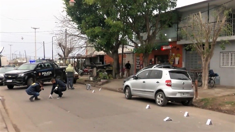 Vélez Sarsfield al 6400, con presencia policial luego del hecho armado de la tarde.