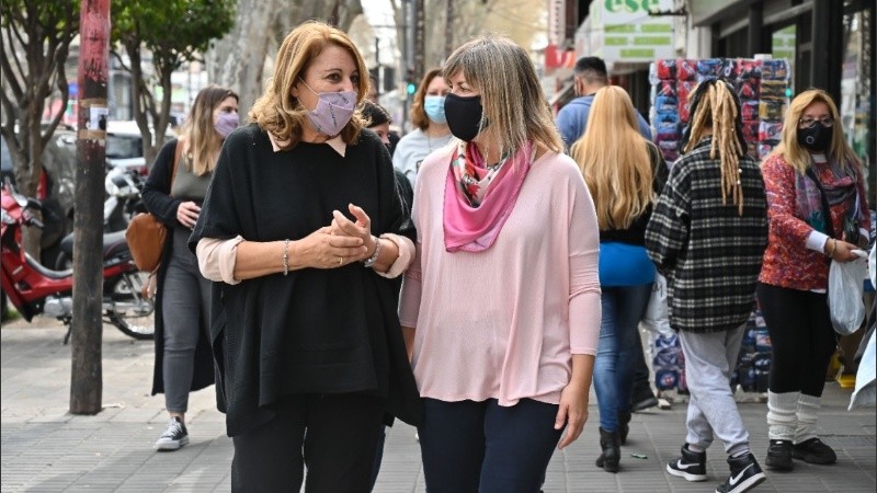 Mónica Fein y Verónica Irízar de recorrida por las calles de Rosario