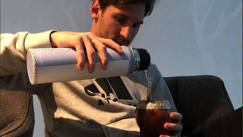 La Pulga se mostró en París con un nuevo termo y el ya tradicional mate que lo acompaña siempre.