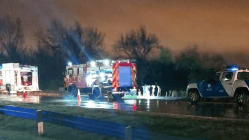 Luego del trabajo de bomberos, los heridos fueron trasladados de urgencia al hospital Eva Perón.