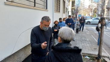 Javkin con vecinos mientras esperaba para votar.