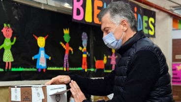 “Estamos fiscalizando, esperamos que todo sea normal, y si pasa algo esta noche lo comentaremos”, dijo Mauricio macro tras emitir su votos este domingo