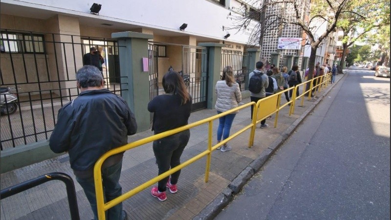 Una larga fila esperaba en la mañana de este domingo para emitir su voto en la vereda de la Escuela Mariano Moreno. 