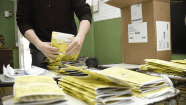 A las 18 se cerraban las mesas y se abrían las urnas para contar los votos.