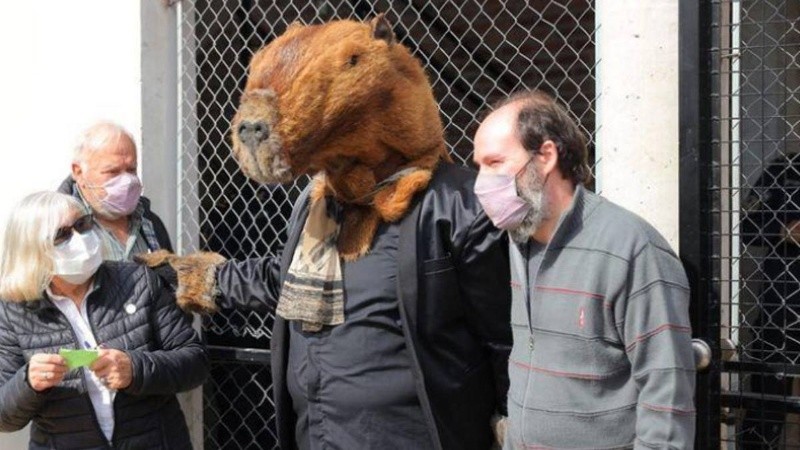 La imagen del disfrazado de carpincho fue la más difundida en redes sociales.