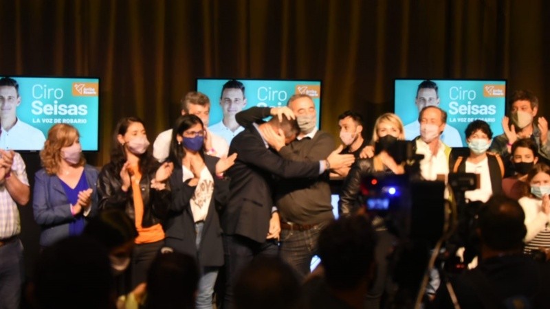 El abrazo de Javkin y Ciro Seisas, ganadores de la noche en Rosario.