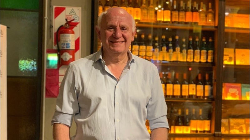 El precandidato Miguel Tessandori se entusiasmaba con el conteo de las primeras horas.