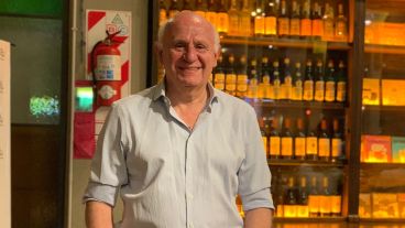 El precandidato Miguel Tessandori se entusiasmaba con el conteo de las primeras horas.