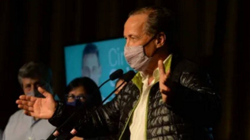 Rubén Giustiniani saludó a Clara García, ganadora en la categoría para senadores dentro del FAP.