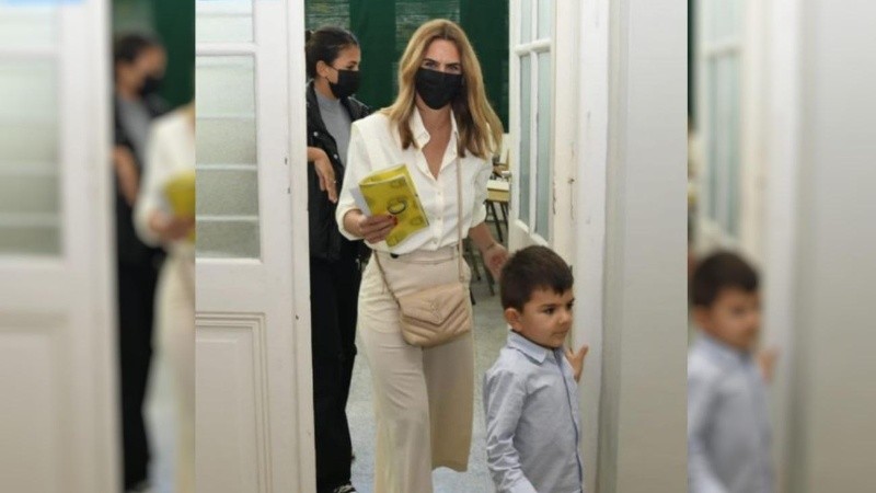 En las redes sociales criticaron a Amalia Granata por acudir a votar con su hijo,
