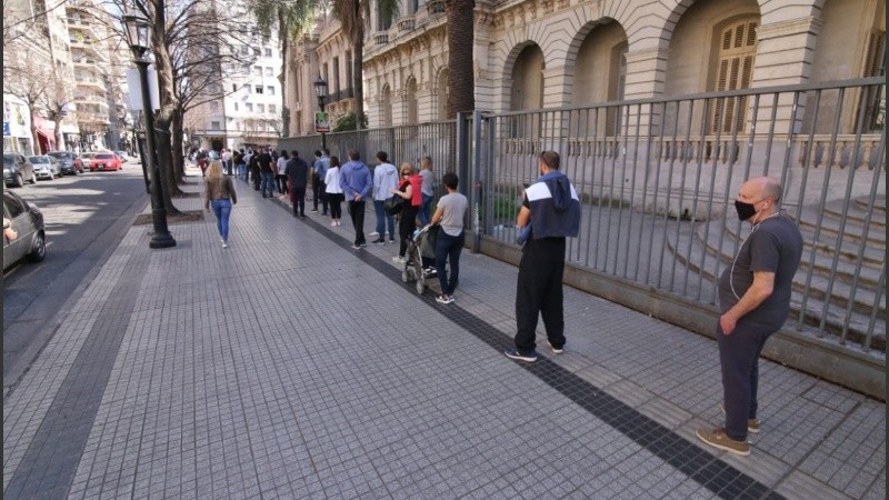 Extensas filas para votar en distintos puntos de Rosario.