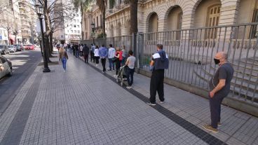 Extensas filas para votar en distintos puntos de Rosario.