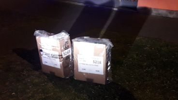 Las urnas que fueron encontradas en la calle.